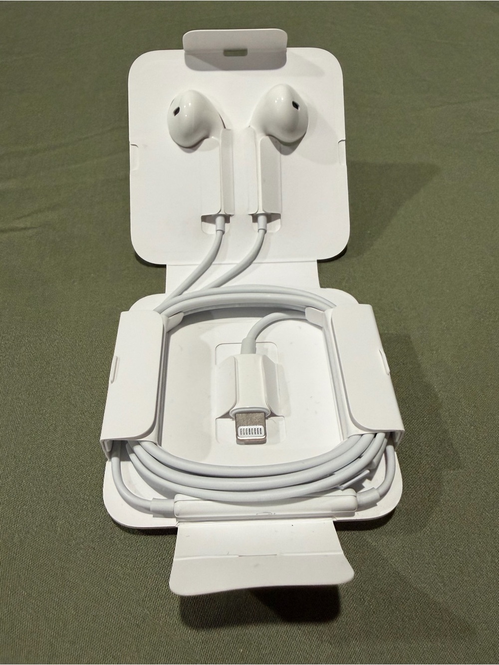 NEW Apple EarPods Lightning Connector Wired Earbuds for iPad and iPhone